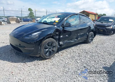 2024 Tesla Model Y Long Range Dual Motor All-Wheel Drive z USA, uszkodzony, nr VIN 7SAYGDEE4RF161429